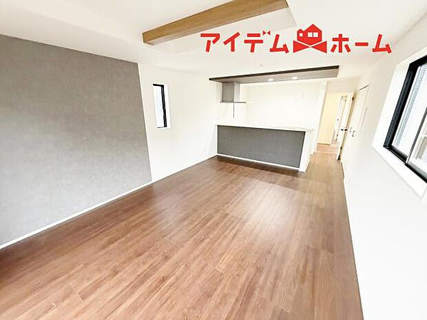 リビング 南向きのため明るい陽射しが射し込みます♪