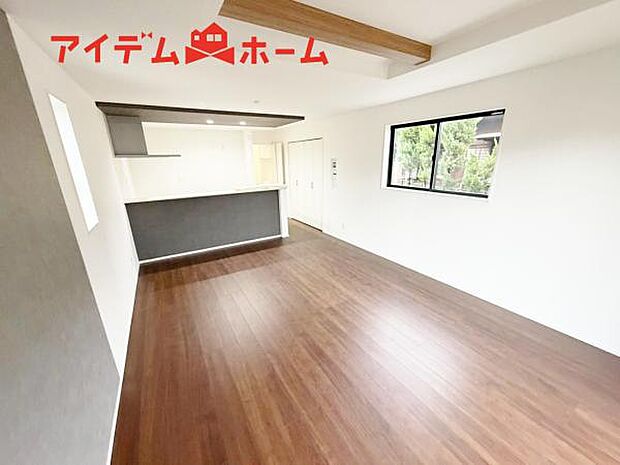 リビング 南向きのため明るい陽射しが射し込みます♪