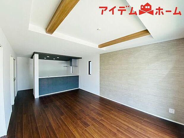 リビング 南向きのため明るい陽射しが射し込みます♪
