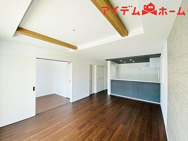 リビング 南向きのため明るい陽射しが射し込みます♪