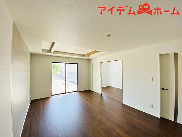 リビング 南向きのため明るい陽射しが射し込みます♪