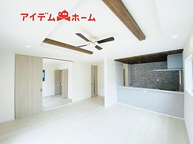リビング 南向きのため明るい陽射しが射し込みます♪