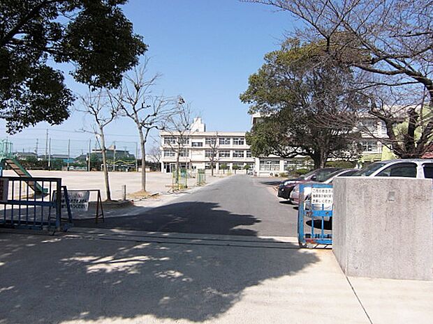 春日井市立勝川小学校(290m)