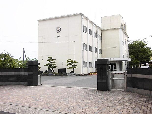 小牧市立北里中学校(620m)