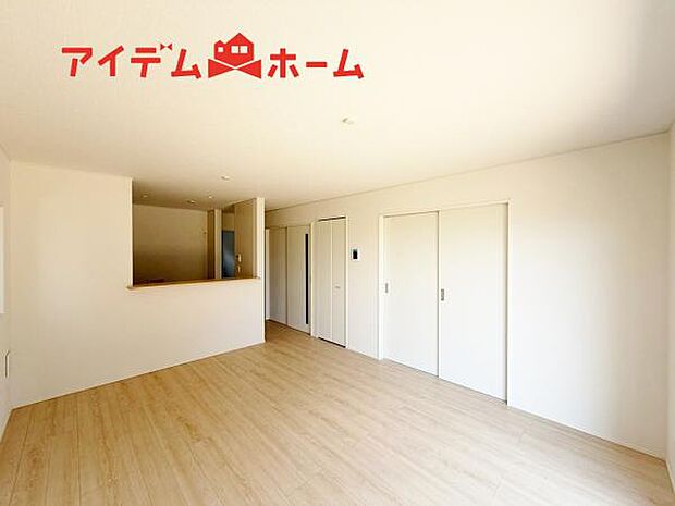 リビング 南向きのため明るい陽射しが射し込みます♪