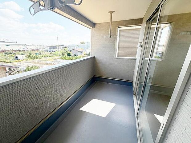 バルコニー 広々としたバルコニーには洗濯物もたくさん干せます!