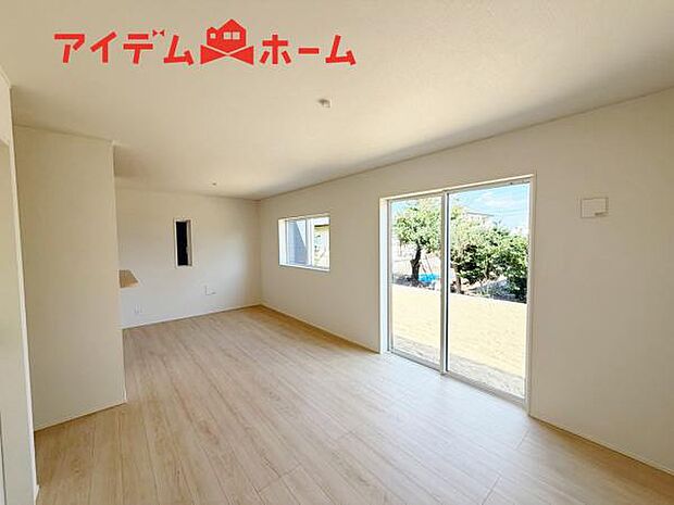 リビング 南向きのため明るい陽射しが射し込みます♪