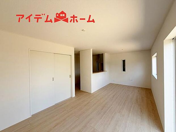 リビング 南向きのため明るい陽射しが射し込みます♪