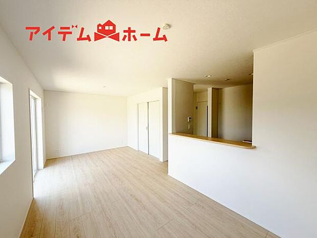 リビング 南向きのため明るい陽射しが射し込みます♪
