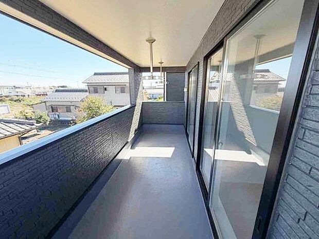 バルコニー 広々としたバルコニーには洗濯物もたくさん干せます！ 
