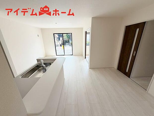リビング 南向きのため明るい陽射しが射し込みます♪