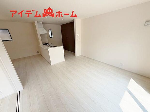 リビング 南向きのため明るい陽射しが射し込みます♪