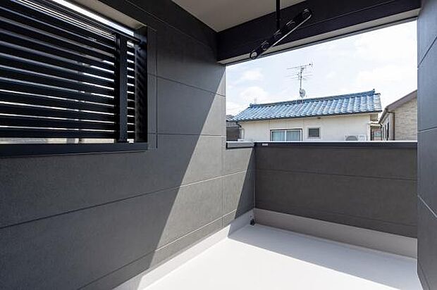 バルコニー 広々としたバルコニーには洗濯物もたくさん干せます!