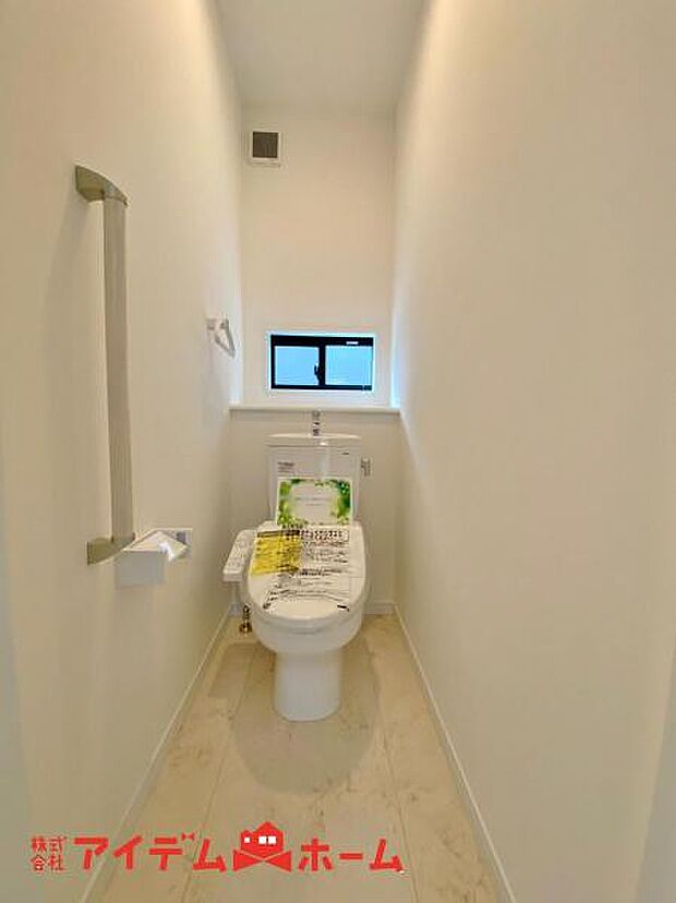節水型でエコなトイレには、今では当たり前のウォシュレット付き。便座を温める機能もついていて、居心地良くてトイレから出られなくなるかも換気用に換気扇はもちろん、窓も着いているので常に快適ですね。 