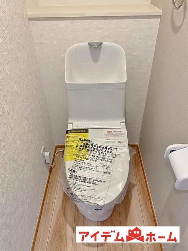 節水型でエコなトイレには、今では当たり前のウォシュレット付き。便座を温める機能もついていて、居心地良くてトイレから出られなくなるかも換気用に換気扇はもちろん、窓も着いているので常に快適ですね。 