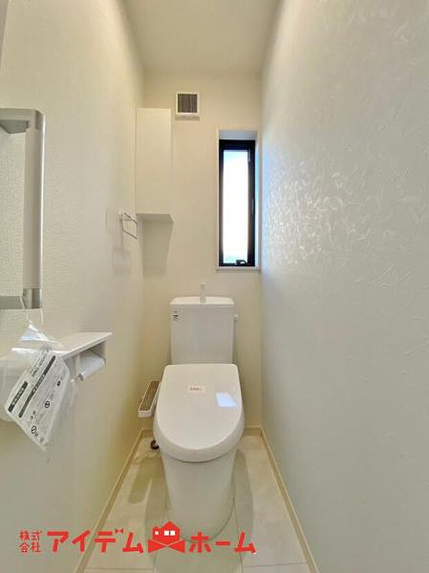 節水型でエコなトイレには、今では当たり前のウォシュレット付き。便座を温める機能もついていて、居心地良くてトイレから出られなくなるかも換気用に換気扇はもちろん、窓も着いているので常に快適ですね。