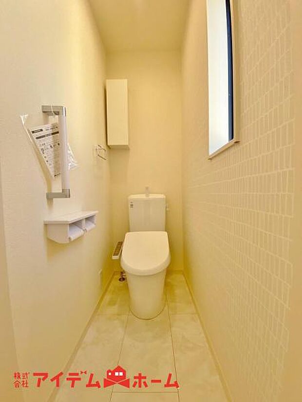 節水型でエコなトイレには、今では当たり前のウォシュレット付き。便座を温める機能もついていて、居心地良くてトイレから出られなくなるかも換気用に換気扇はもちろん、窓も着いているので常に快適ですね。