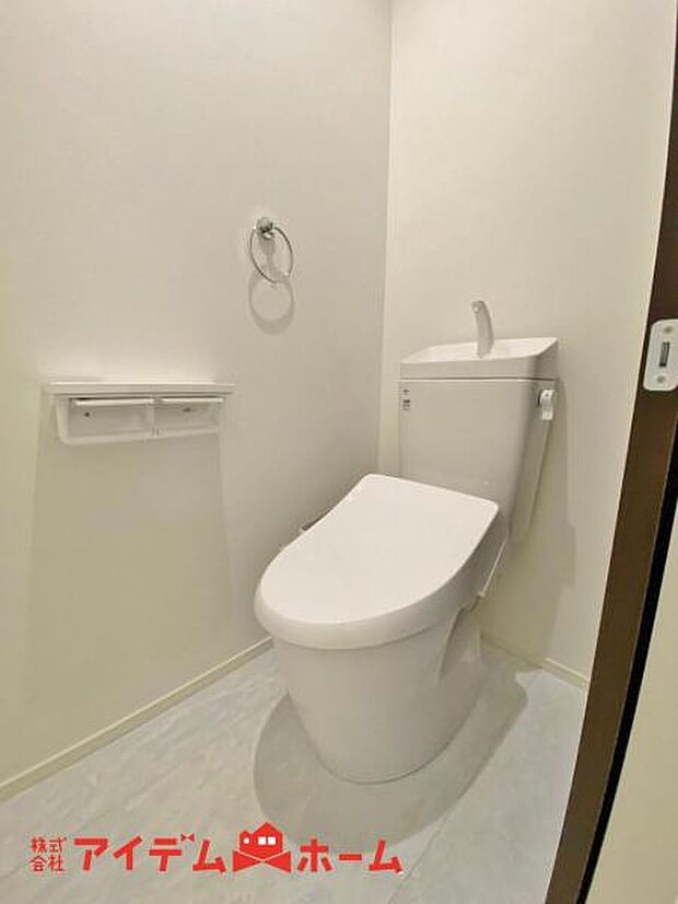 節水型でエコなトイレには、今では当たり前のウォシュレット付き。便座を温める機能もついていて、居心地良くてトイレから出られなくなるかも