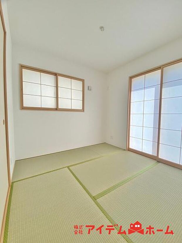 来客の際には、LDKと和室の間の扉を開けることで、開放感あふれる空間にどちらの居室にも大きな窓がある為、リビング全体が明るい陽光に包まれます。 