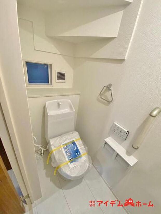 節水型でエコなトイレには、今では当たり前のウォシュレット付き。便座を温める機能もついていて、居心地良くてトイレから出られなくなるかも換気用に換気扇はもちろん、窓も着いているので常に快適ですね。 