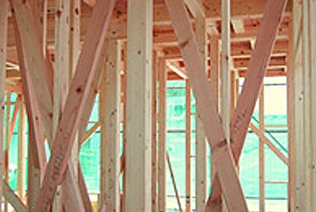 「木造軸組み工法」は住宅の骨格を木の軸で作る工法で、1000年以上にわたり改良・発達を繰り返してきました。 接合部には補強金物を、床には構造用合板を使用するなど、耐震性・耐久性を発揮しています。