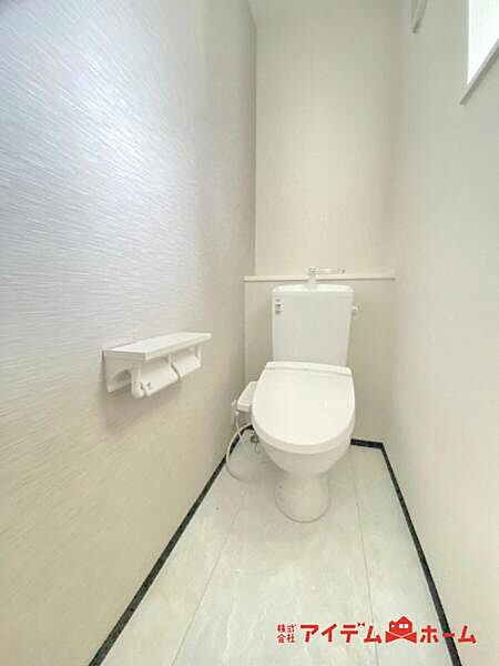節水型でエコなトイレには、今では当たり前のウォシュレット付き。便座を温める機能もついていて、居心地良くてトイレから出られなくなるかも！換気用に換気扇はもちろん、窓も着いているので常に快適ですね。