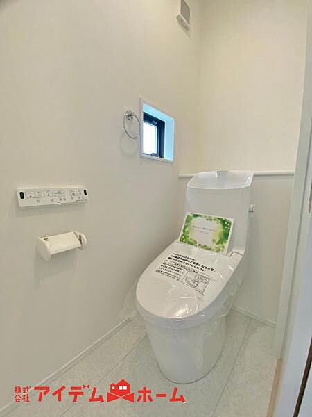 節水型でエコなトイレには、今では当たり前のウォシュレット付き。便座を温める機能もついていて、居心地良くてトイレから出られなくなるかも！換気用に換気扇はもちろん、窓も着いているので常に快適ですね。