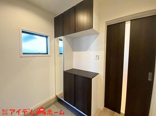 住まう人も来客も入った時にワクワクさせてくれるオシャレな玄関。収納もたっぷりあるので、靴がたくさんあっても安心！気持ちの良い朝は、毎日ここからスタートしていきます。