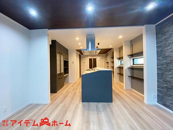 ご家族みんなで長い時間を過ごすリビングは一番居心地のいいものであって欲しいですね。開放感のある広々リビングに光と風を呼び込みます。収納も多く快適な住空間を実現します。