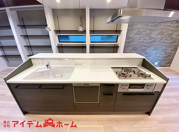本を読みながら料理をしたり、家族とコミュニケーションを取りながら家事をしたり。毎日使い、案外長い時間を過ごす場所だからこそ妥協したくない部分ですね。