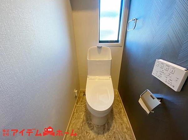 節水型でエコなトイレには、今では当たり前のウォシュレット付き。便座を温める機能もついていて、居心地良くてトイレから出られなくなるかも！換気用に換気扇はもちろん、窓も着いているので常に快適ですね。