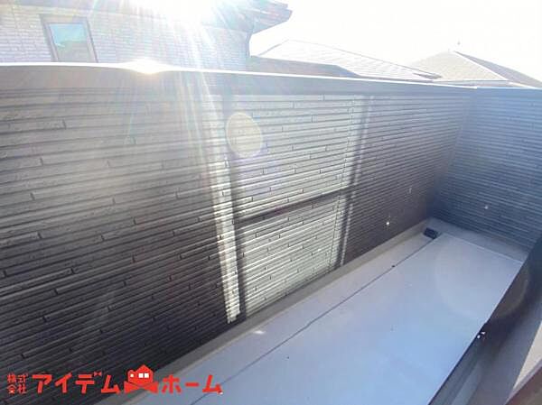 陽当りの良いバルコニーは、物干しセットを追加すれば、一度にたくさんのお洗濯物が干せるのが魅力！バルコニーは洗濯物を干すだけの場所じゃなく、家族のゆとりのある時間を演出するプライベート空間。
