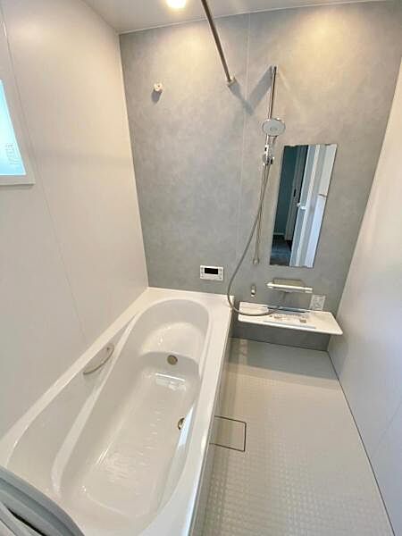 賃貸にはない、1坪タイプのバスルーム。ゆったり足が伸ばせるので、毎日の疲れを癒やすバスタイムを実現。ご家族みんなでも入れますね。浴室換気乾燥機付きで浴室内干しも可能！