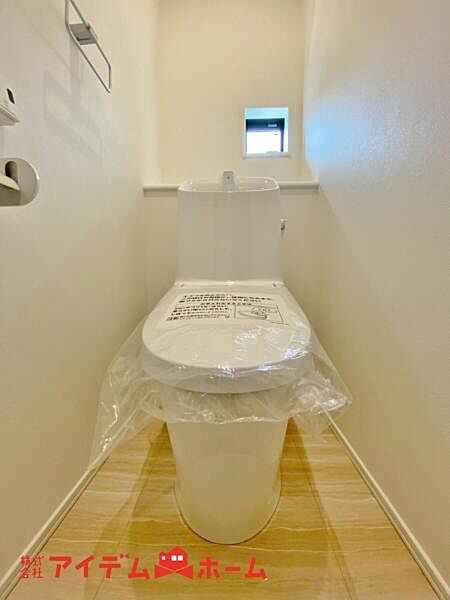 節水型でエコなトイレには、今では当たり前のウォシュレット付き。便座を温める機能もついていて、居心地良くてトイレから出られなくなるかも！換気用に換気扇はもちろん、窓も着いているので常に快適ですね。