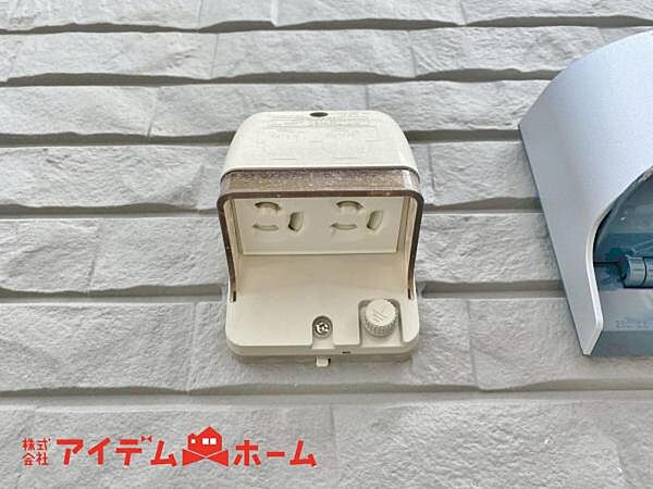 屋外にコンセントを設置。屋外での電気製品の使用をより便利にしてくれます。