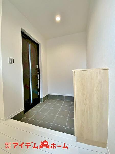 住まう人も来客も入った時にワクワクさせてくれるオシャレな玄関。収納もたっぷりあるので、靴がたくさんあっても安心！気持ちの良い朝は、毎日ここからスタートしていきます。