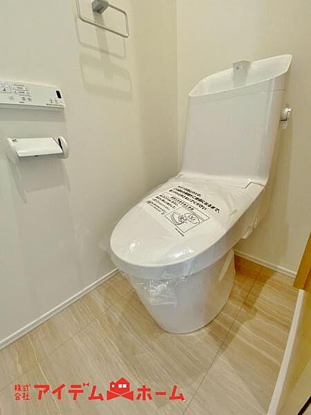 節水型でエコなトイレには、今では当たり前のウォシュレット付き。便座を温める機能もついていて、居心地良くてトイレから出られなくなるかも！