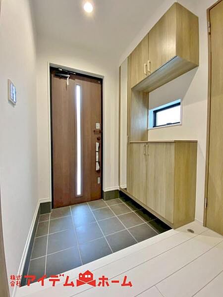 住まう人も来客も入った時にワクワクさせてくれるオシャレな玄関。収納もたっぷりあるので、靴がたくさんあっても安心！気持ちの良い朝は、毎日ここからスタートしていきます。