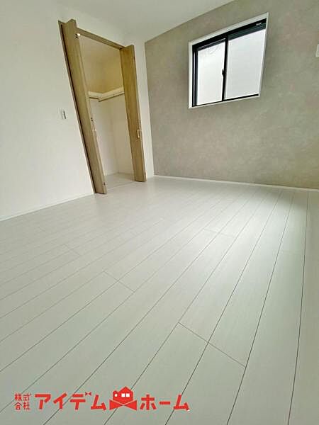 充分な広さと収納機能を備えた部屋はお子様の自発性と成長を促します。お子様の成長を支える、勉強や好きなことに没頭する学びの空間にどうぞ。