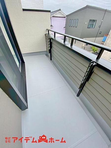 陽当りの良いバルコニーは、物干しセットを追加すれば、一度にたくさんのお洗濯物が干せるのが魅力！バルコニーは洗濯物を干すだけの場所じゃなく、家族のゆとりのある時間を演出するプライベート空間。