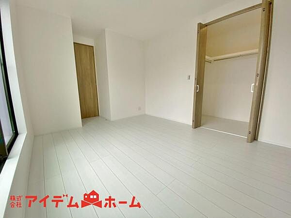 家族一人ひとりの大切なプライベート空間。趣味に合わせて使って頂けるようシンプルに仕上げてあります。暮らし心地を大きく左右する収納を、適材適所に配置し使い勝手を考慮しました。