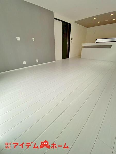 室内にいても、たっぷりの陽光と爽やかな風を感じて頂ける、開放感あふれるリビングです。ご家族と穏やかに過ごす、心地の良い時間が流れます。