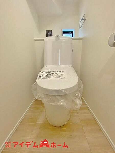 節水型でエコなトイレには、今では当たり前のウォシュレット付き。便座を温める機能もついていて、居心地良くてトイレから出られなくなるかも！換気用に換気扇はもちろん、窓も着いているので常に快適ですね。