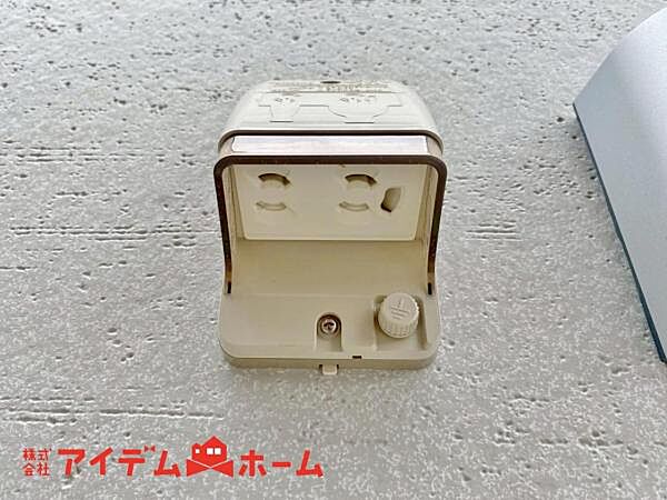 屋外にコンセントを設置。屋外での電気製品の使用をより便利にしてくれます。