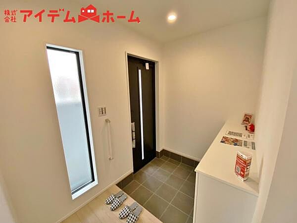 シンプル且つモダンなエントランス＆ホール！ 訪れる人を心地よく迎え入れてくれます。