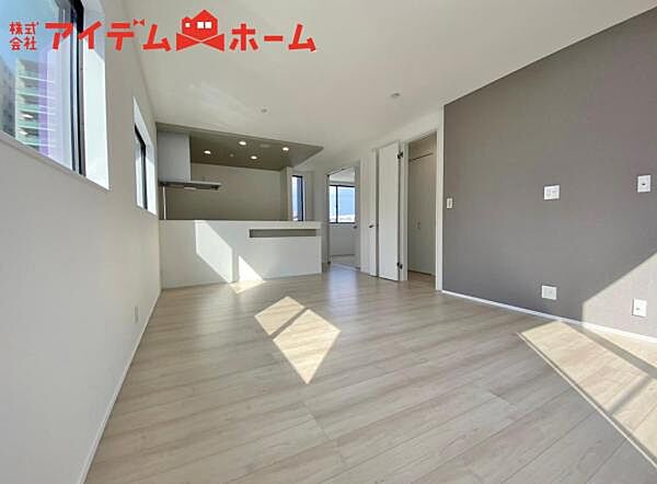 大きな窓から心地よい陽射しが室内に行き渡り、 くつろぎの空間が広がります。