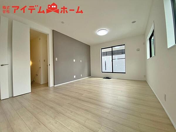 広々リビングは、陽当りが良く、部屋いっぱいに 明るい陽光が広がります。