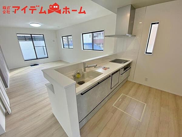 ダイニングを見渡せる、 使い勝手の良いシステムキッチン。
