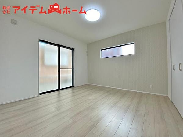 2面採光がとれる主寝室は南側に窓を設けているため 一日中明るく、気分も明るくなります！