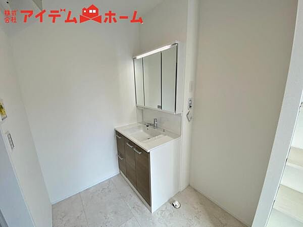 ゆとりの洗面スペースで朝の身支度も快適スムーズ。 鏡の裏にはたっぷりと収納を装備！